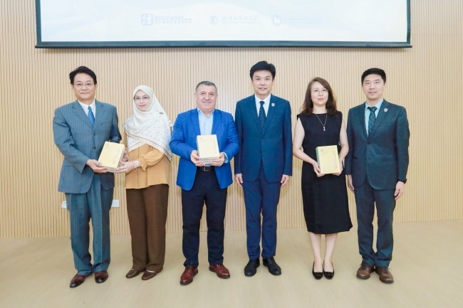 外语教学与研究出版社承办